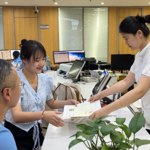 辅导员诈骗上百人，校方责任不可推卸
