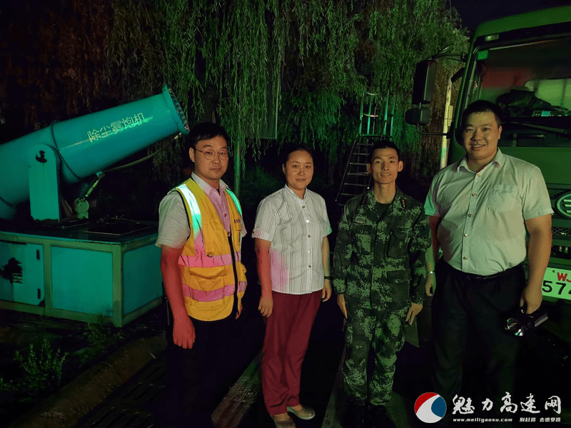 风雨同舟，广东大雨中游客与武警战士的温情一幕