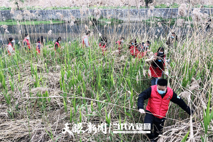 贵州北盘江垃圾泛滥，游客自发行动，守护绿水青山